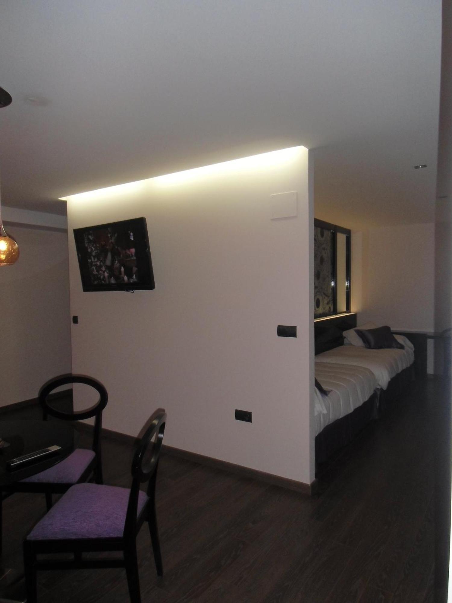 Area De Servicio Villamartin Villamartin de la Abadia Bilik gambar