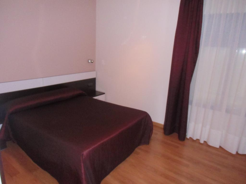 Area De Servicio Villamartin Villamartin de la Abadia Bilik gambar