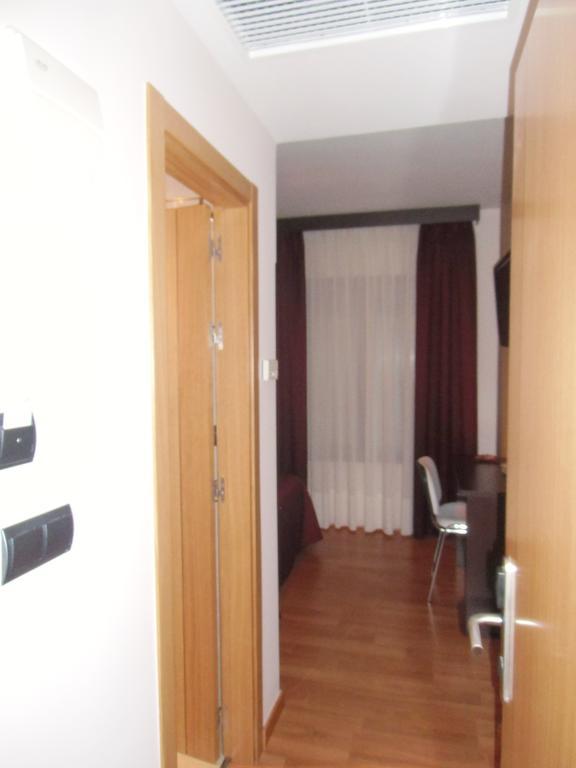 Area De Servicio Villamartin Villamartin de la Abadia Bilik gambar